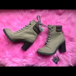 Tan heel boot . If you don’t like price make offer